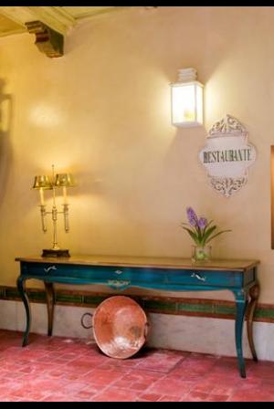 Consola con tres cajones, el central con cerradura. En madera de cerezo, realizada a mano. Tablero en madera natural barnizada y frontal y patas pintados a mano.