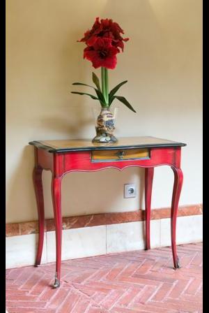 Escritorio realizado a mano en un taller de artesanos italianos, tiene un pequeño cajón central.